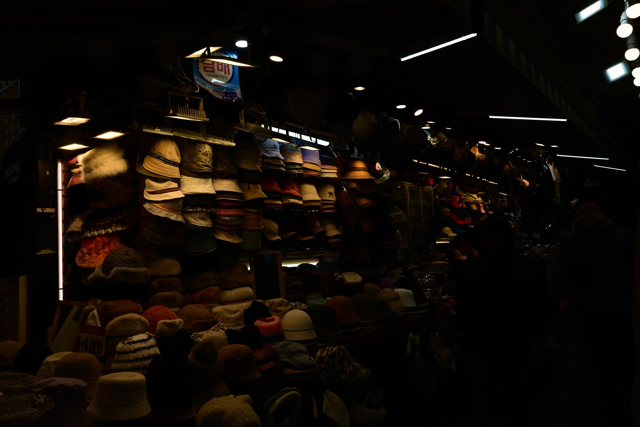 명동 밤거리: 모자의 꿈